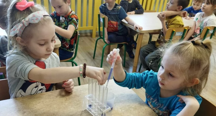 Młodzi chemicy z szubińskiego przedszkola eksperymentują (zdjęcia)