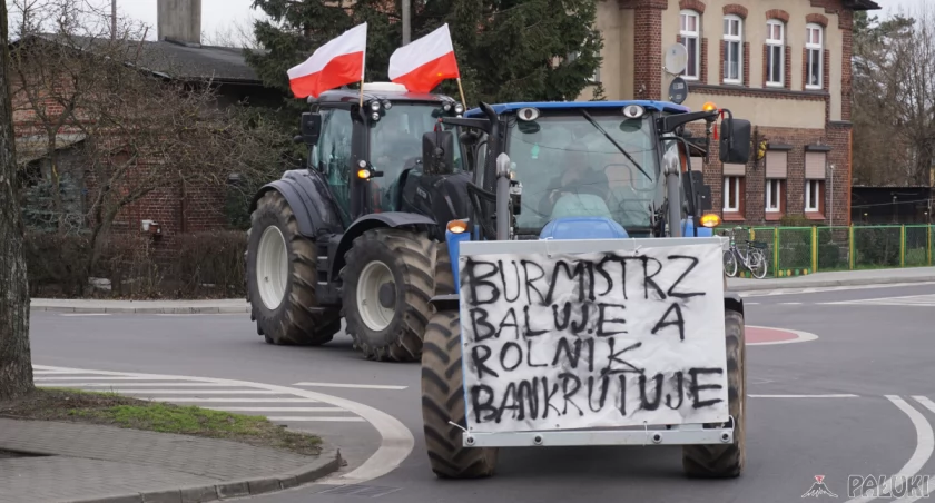 Burmistrzowie! Podatki podnosicie, a do wsi nic nie robicie. Rolnicy zjechali pod janowiecki ratusz (wideo + zdjęcia)