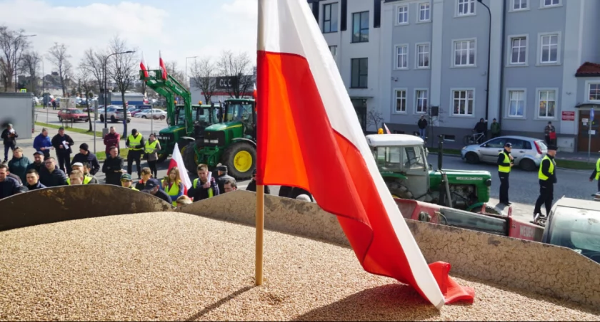 Protest rolników przed ratuszem w Żninie. Chcą żeby burmistrz umorzył im pierwszą ratę podatku (wideo + zdjęcia)