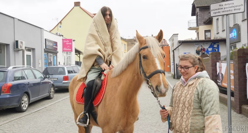 Jezus na koniu i procesja z palmami wielkanocnymi (wideo + zdjęcia)