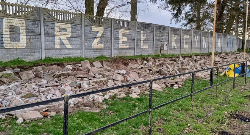 Wyczekiwana od lat inwestycja przy ul. Poznańskiej w Kcyni doczeka się finalizacji. Rusza modernizacja stadionu Orła. 