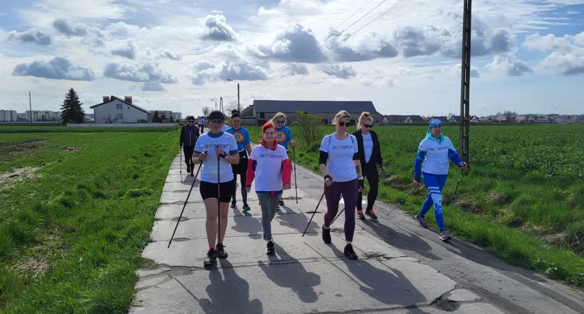 Wspólne treningi, rywalizacja i korzyści zdrowotne - nordic walking z Team Run Nakło