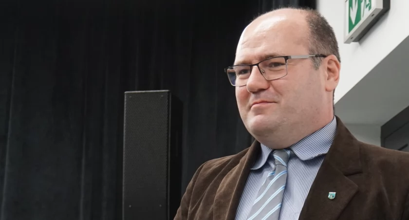 Leszek Grzeczka wygrywa wybory na burmistrza Janowca Wlkp. 