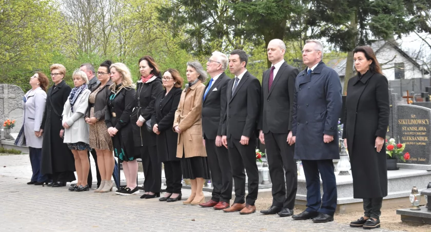 14. rocznica katastrofy pod Smoleńskiem. Uroczystości na cmentarzu w Dziewierzewie
