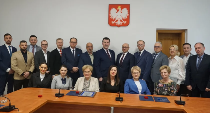 Nowi radni powiatu żnińskiego już z zaświadczeniami o wyborze i pinsami (zdjęcia)