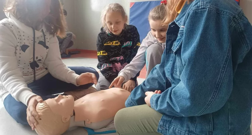 Kolejni uczniowie wiedzą jak ratować życie - warsztaty pierwszej pomocy przedmedycznej (zdjęcia)