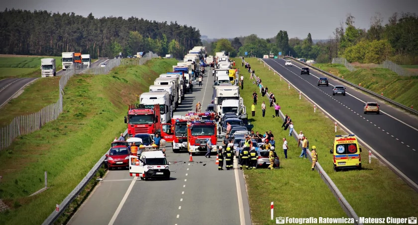W Sobiejuchach hyundai uderzył w tył stojącego samochodu służby drogowej (zdjęcia)
