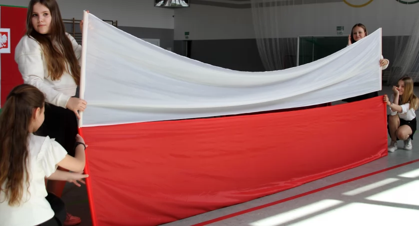 Święta majowe w gąsawskiej podstawówce - nagrody dla uczniów (galeria)