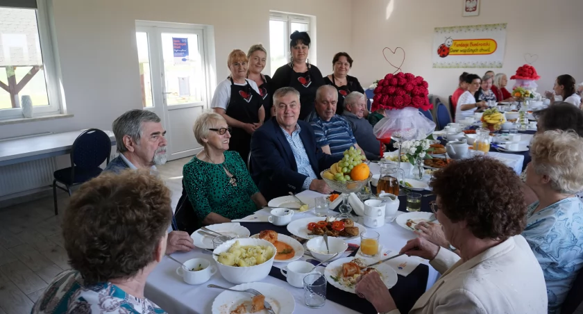  Gospodynie z Tonowa zaprosiły seniorów na pierwszy wspólny posiłek (zdjęcia)