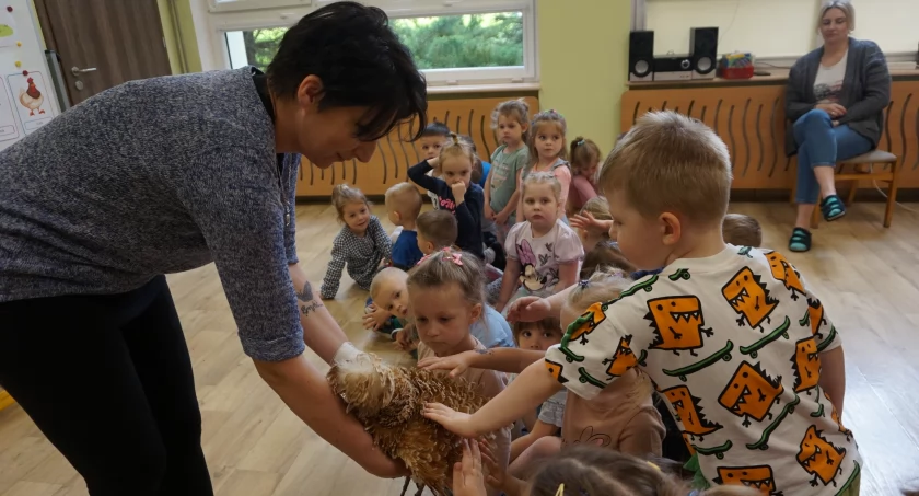 Skąd się biorą małe pisklęta? Kurka Szyszka odwiedziła przedszkole