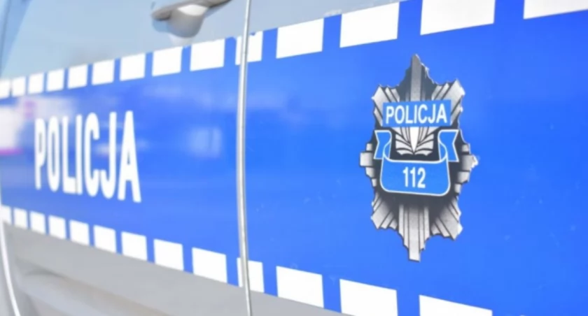 Pijany uciekał przed policją, uderzył w znak i chciał oddalić się pieszo