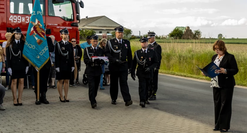 OSP Dziewierzewo pod biało-czerwoną powiewającą na nowym maszcie (zdjęcia)