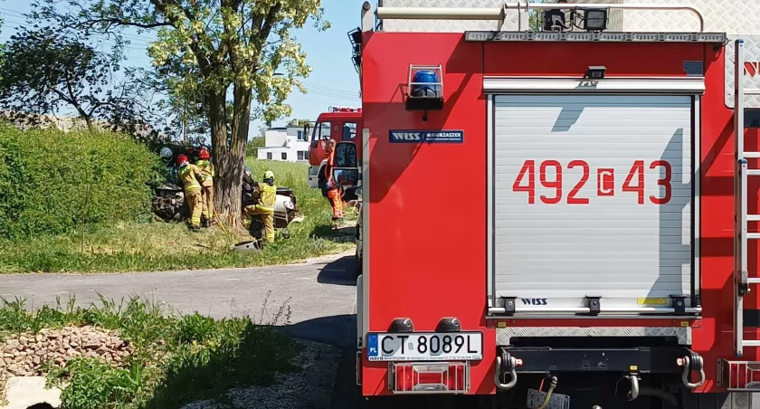 Uderzył w drzewo i zginął