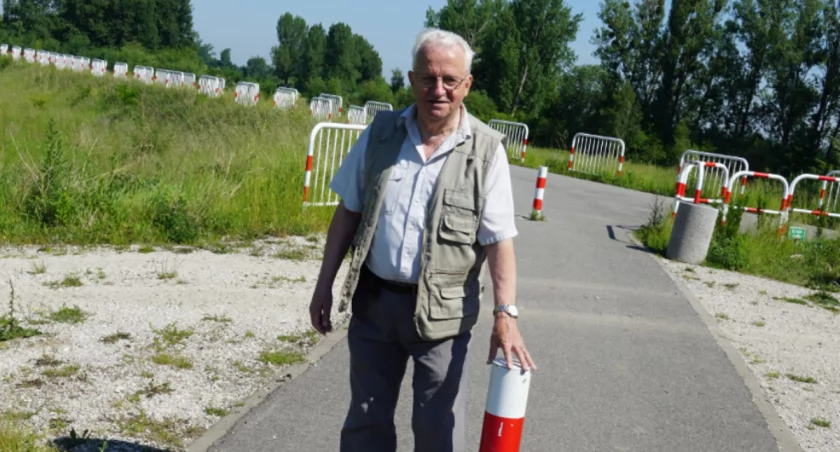 Chce likwidacji słupków, przez które upadając złamał sobie rękę i poranił twarz (wideo)