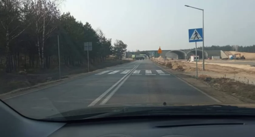 Kilkaset metrów z narażeniem życia - sołtys nie poddaje się i walczy o przejście