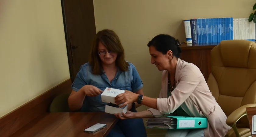 Kcyńscy seniorzy z nowymi opaskami