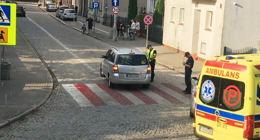 Kolizja na ul. Szkolnej. Kierującej zabrano prawo jazdy, a sprawa nastolatka trafi do sądu rodzinnego