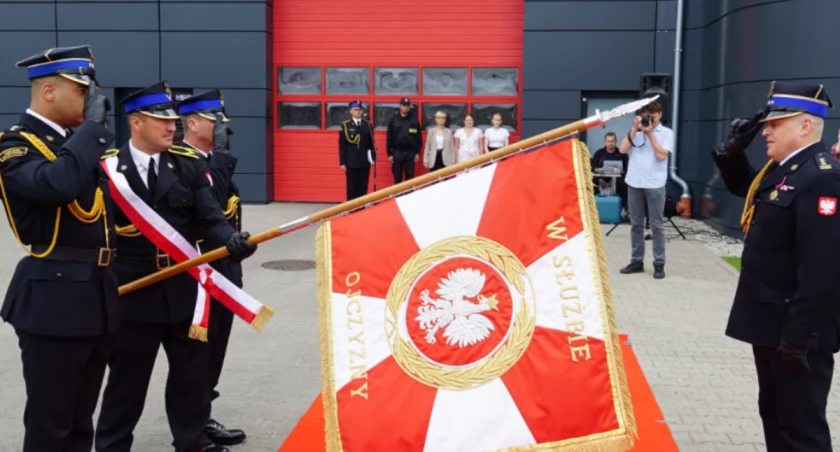 Podniosłe chwile przy ul. Dąbrowskiego. Strażacy, samorządowcy i rodzina gratulują Pawłowi Filipiakowi