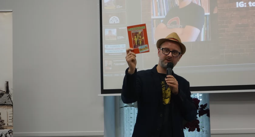 Fotografuje i opisuje zabytki, które popadają w niepamięć. Tomasz Stochmal gościł w Centrum Kultury w Kcyni