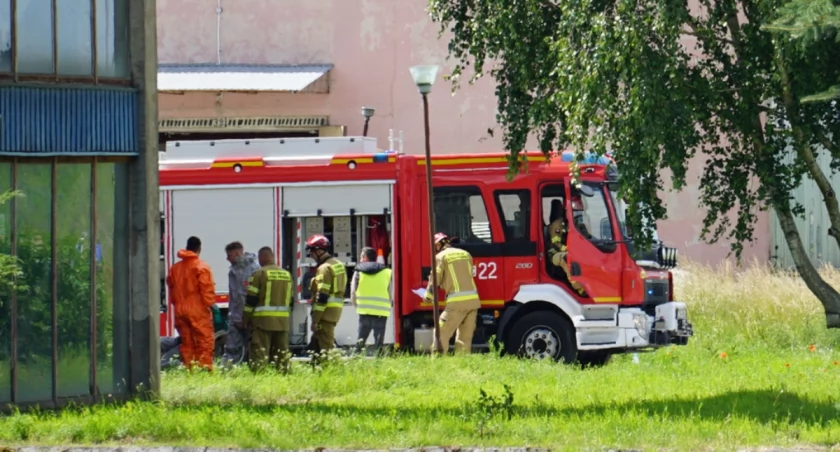 Z mausera wyciekł kwas fosforowy. W wysokim stężeniu jest silnie żrący
