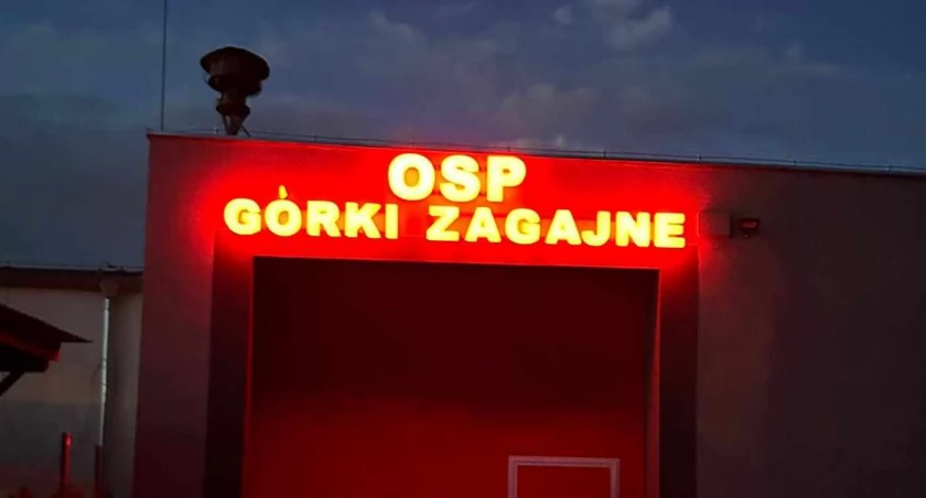 Chcieli być widoczni i są. Jednostka OSP Górki Zagajne oświetliła obiekt remizy