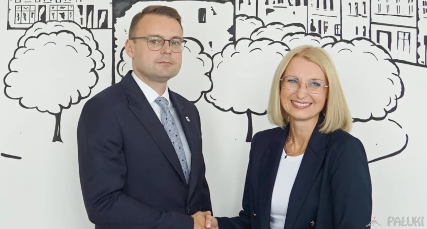 Tapety z bizantyjskim motywem są zdjęte, kryształki z żyrandoli też