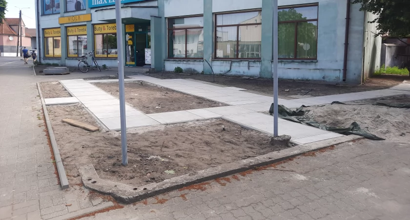 Zielony skwer dla szukających odpoczynku powstaje w centrum Janowca Wlkp.