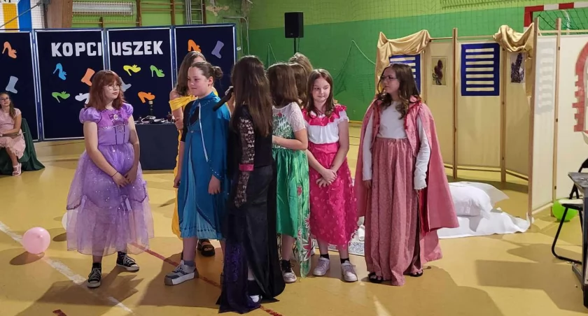 Kopciuszek zamawiający pizzę i poszukiwania kandydatki na żonę za pośrednictwem radia. Ze Szkolnym Kołem Teatralnym to możliwe!