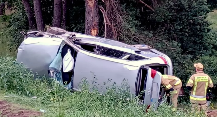 26-latka, po alkoholu, w drzewo, bez uprawnień. I jeszcze auto samowolnie zabrała właścicielce! 