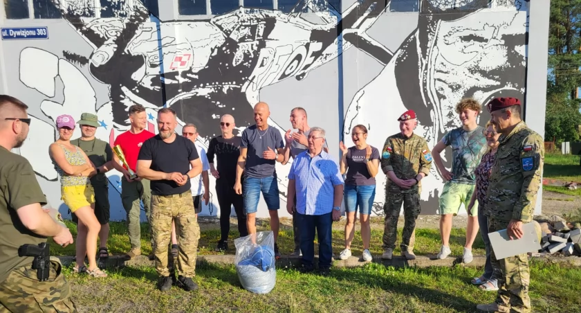 Spadochroniarze wylądowali i strzelali