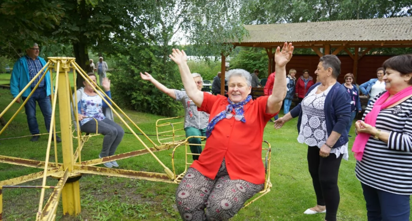 Żnińscy seniorzy znów się bawili w Skarbienicach. Muzyka, taniec i świetna grochówka (film + fotogaleria)