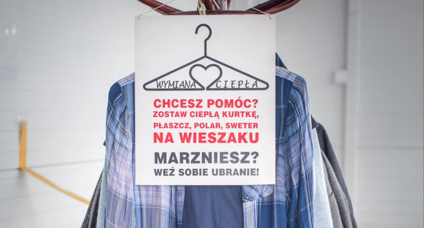 W Barcinie stoi wieszak, z którego każdy może sobie zabrać ubranie