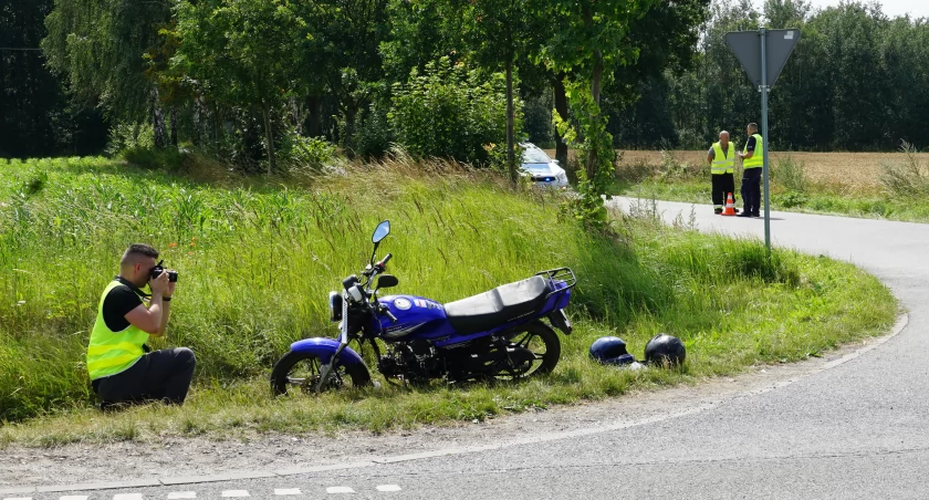 W Świątkowie zderzenie samochodu i skutera. Poszkodowani ojciec i syn