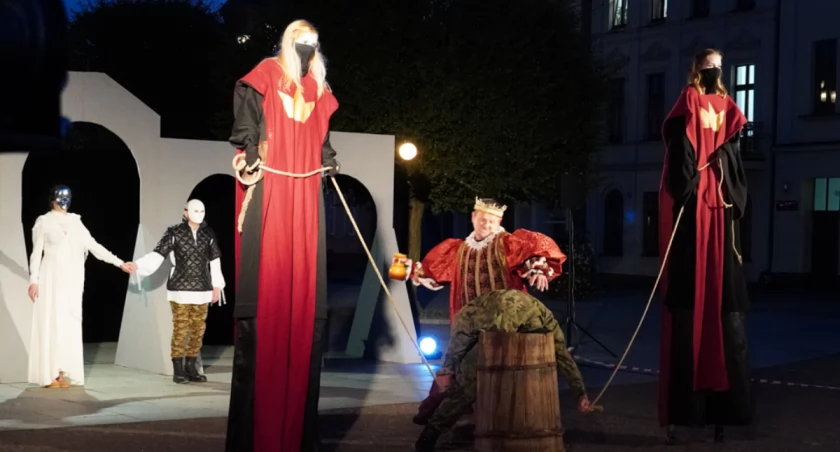 Teatr idzie na wojnę - Makbet Jerzego Lacha na żnińskim placu Wolności