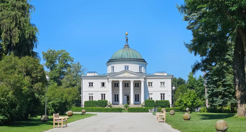 Zdjęcie na schodach pałacu. Zgłoszenia do 15 sierpnia