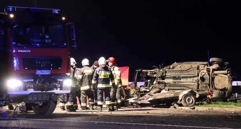 Czołowe zderzenie na lewym pasie - jeden zabity, sześć osób w szpitalach - w tym trójka dzieci i kobieta w ciąży