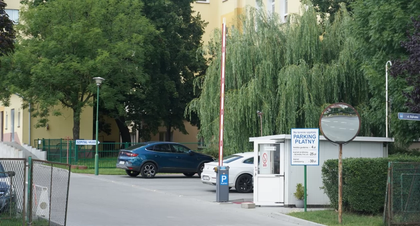 Dramatyczne chwile na parkingu przed szpitalem. Zawał męża, udar żony
