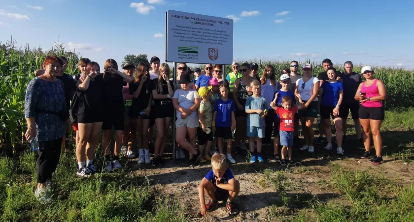 Rodzinnie rowerami na grodzisko w Grocholinie (fotogaleria)