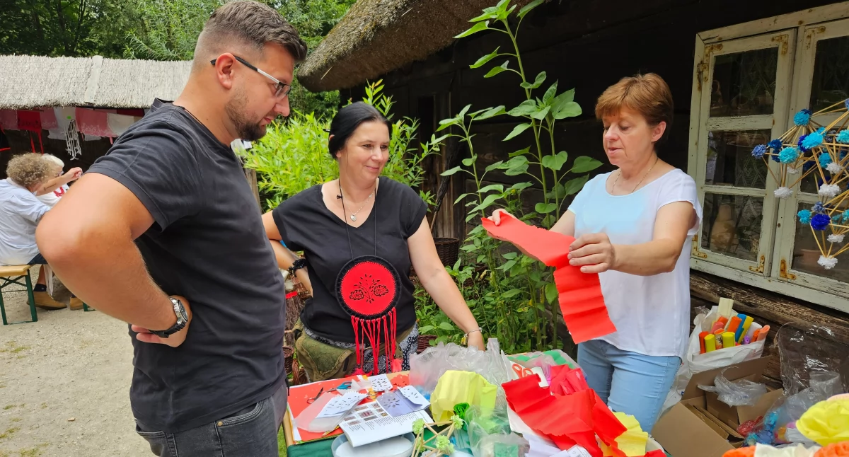 Rzeźbienie w glinie, kwiaty z bibuły, warsztaty zielarskie i śpiew ptaków (film + fotogaleria)