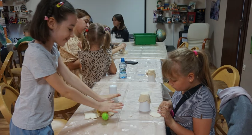 Kolorowe wazony z masy solnej zabrali do domu (fotogaleria)
