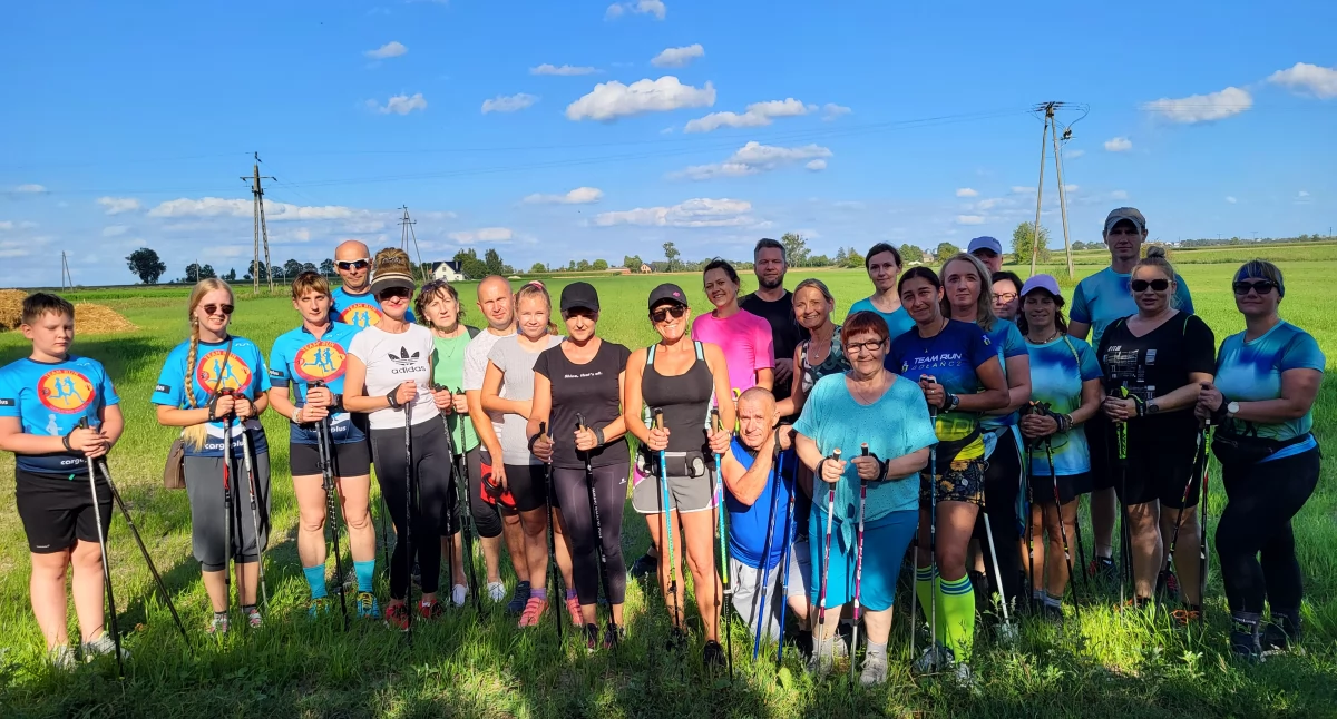 6 km to dużo, czy mało? - kcyńskie sołectwa wędrują z kijkami
