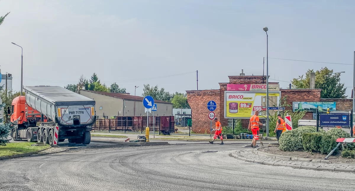 Nowy asfalt na rondzie Dworcowa-Janickiego w Żninie 