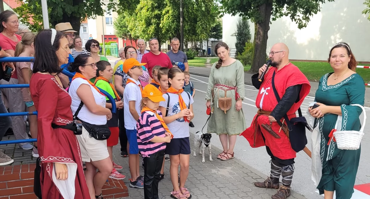 Sędziwój Pałuka poprowadził uczestników spaceru do ruin swojego zamku 