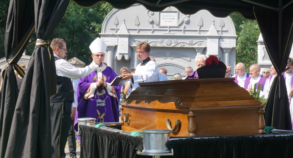 Tłumy ludzi pożegnały ks. kanonika Franciszka Misiewicza; spoczął na weneckim cmentarzu 