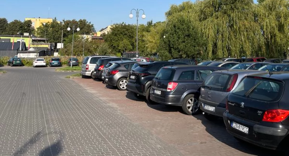 Piwo, samochodowe bączki i nocne śpiewy na żnińskim parkingu