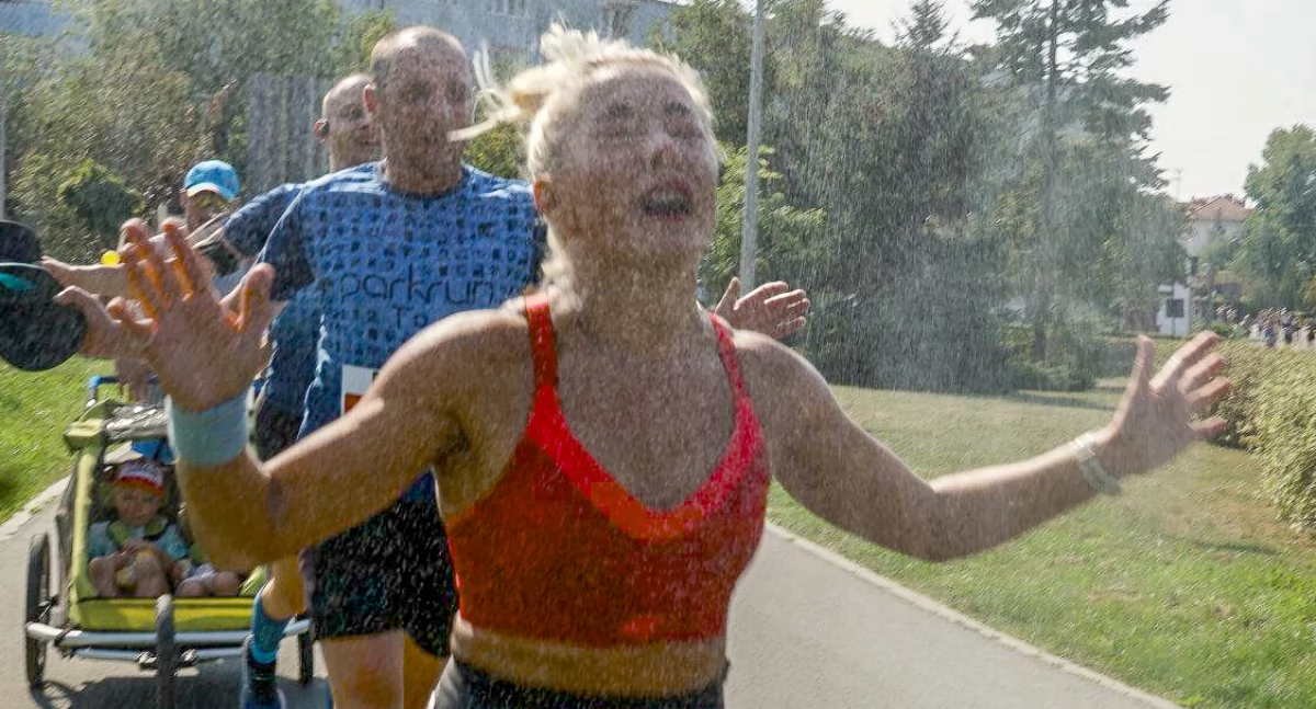 Wodne kurtyny i głośny doping na Miodowym Biegu w Barcinie