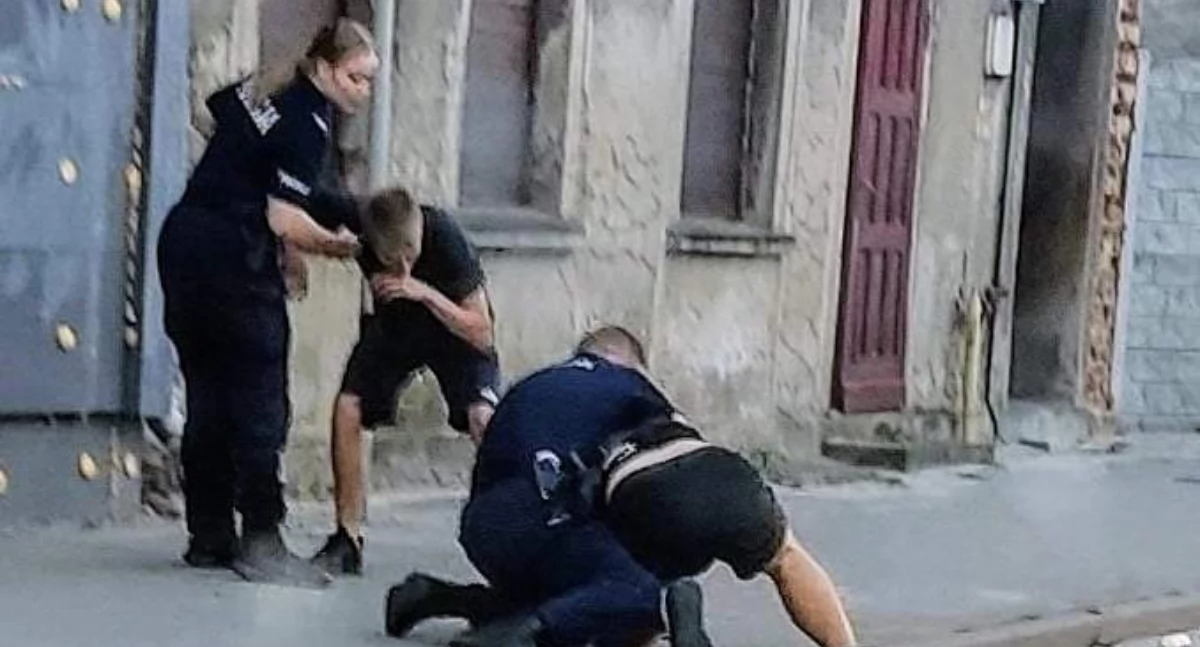 Interwencja policji w Żninie na Szpitalnej, niedziela, dziesięć po siódmej wieczór