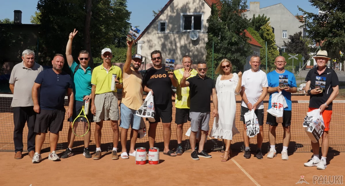Krzysztof Gatka i Adam Grzybowski z pucharem burmistrza Żnina