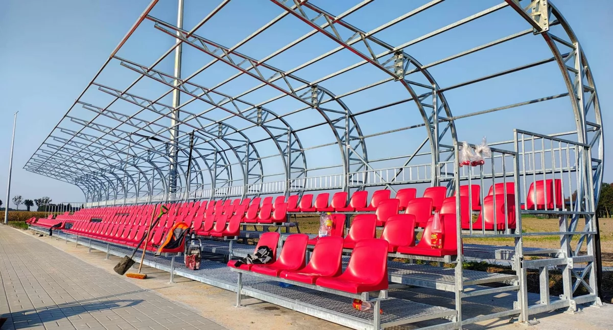 Inwestycje sportowe idą pełną parą. Powstają boiska przyszkolne, modernizowany jest stadion (fotogaleria)