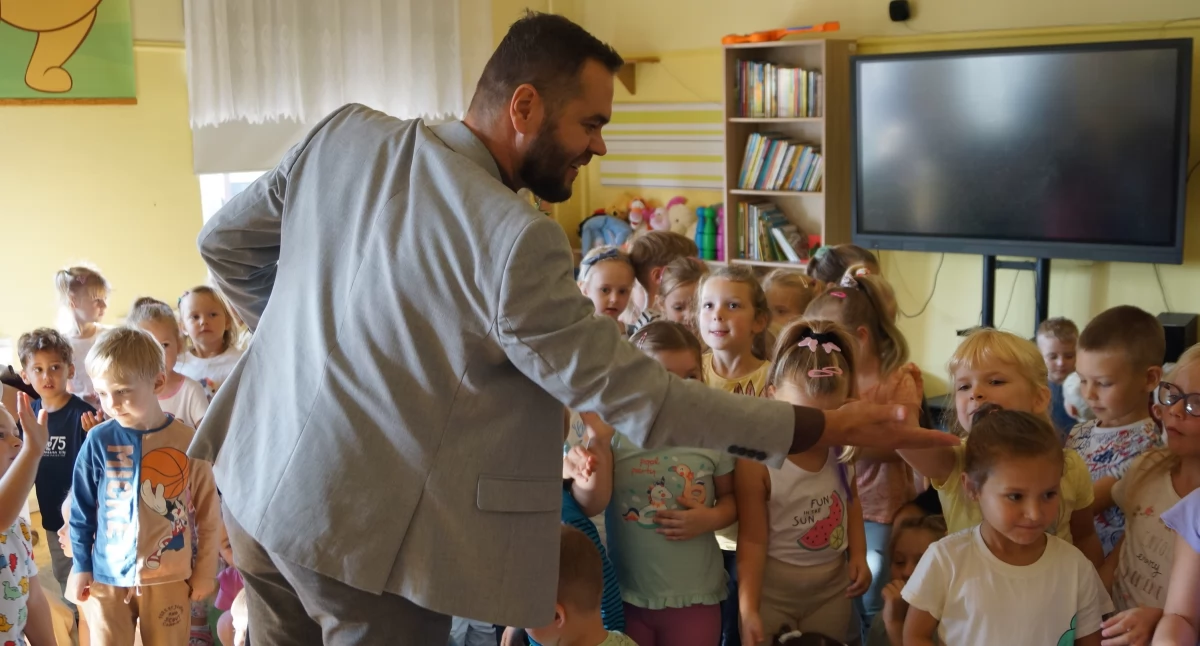 Uśmiechy, prezenty i piątki z burmistrzem -wielkie święto przedszkolaków w Kcyni (fotogaleria)